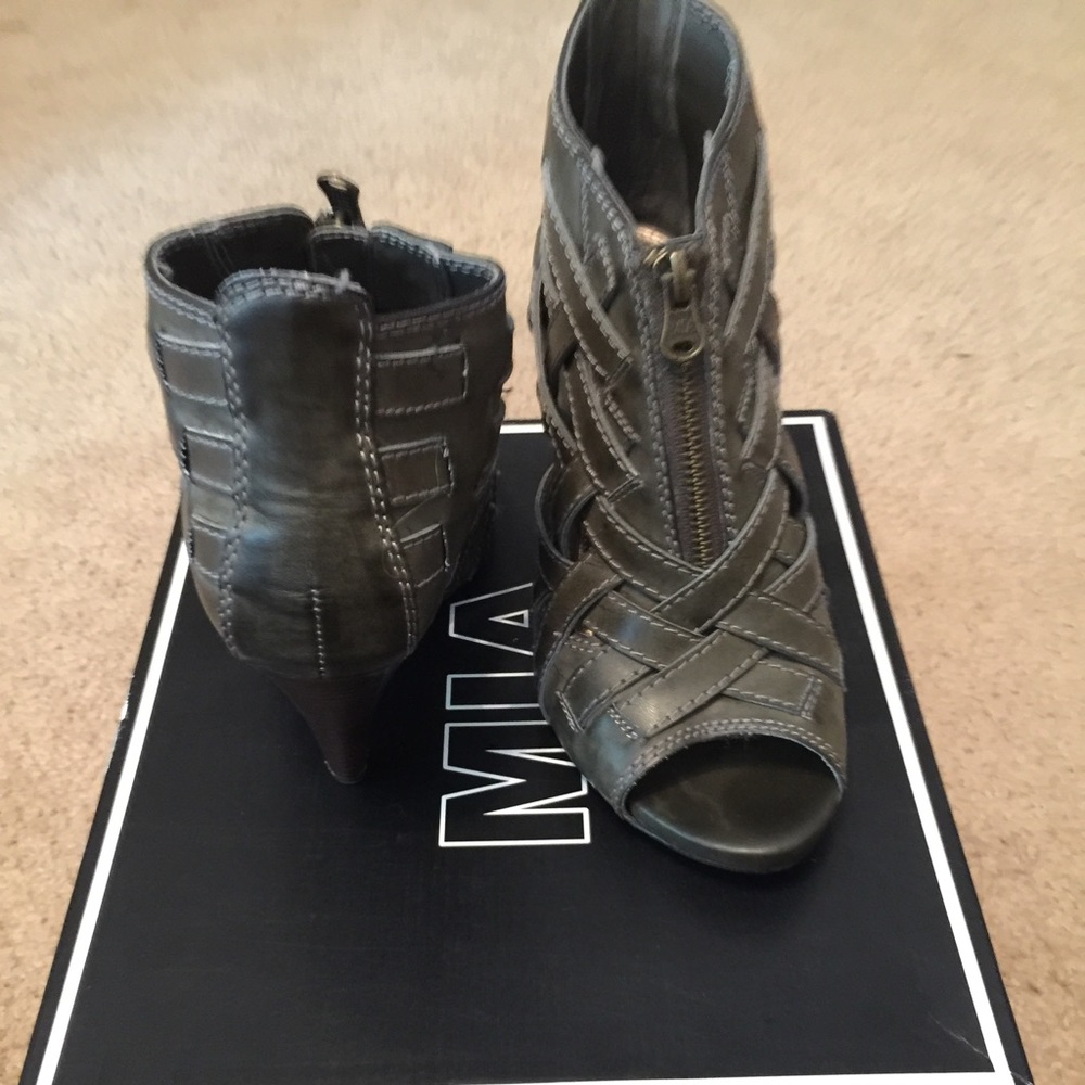 Mia Zip-Up Wedge